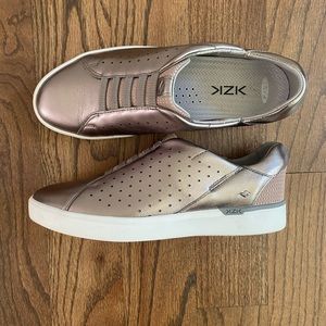 KIZIK Women’s Size 6.5 Rose Gold Slip-on Footwear